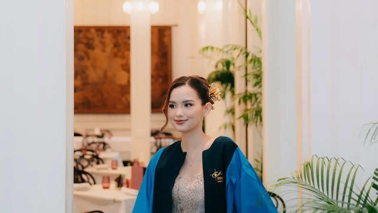 Lulus Double Degree, Sarah Menzel Tampil Menawan dalam Balutan Kebaya Bali Bernuansa Cokelat