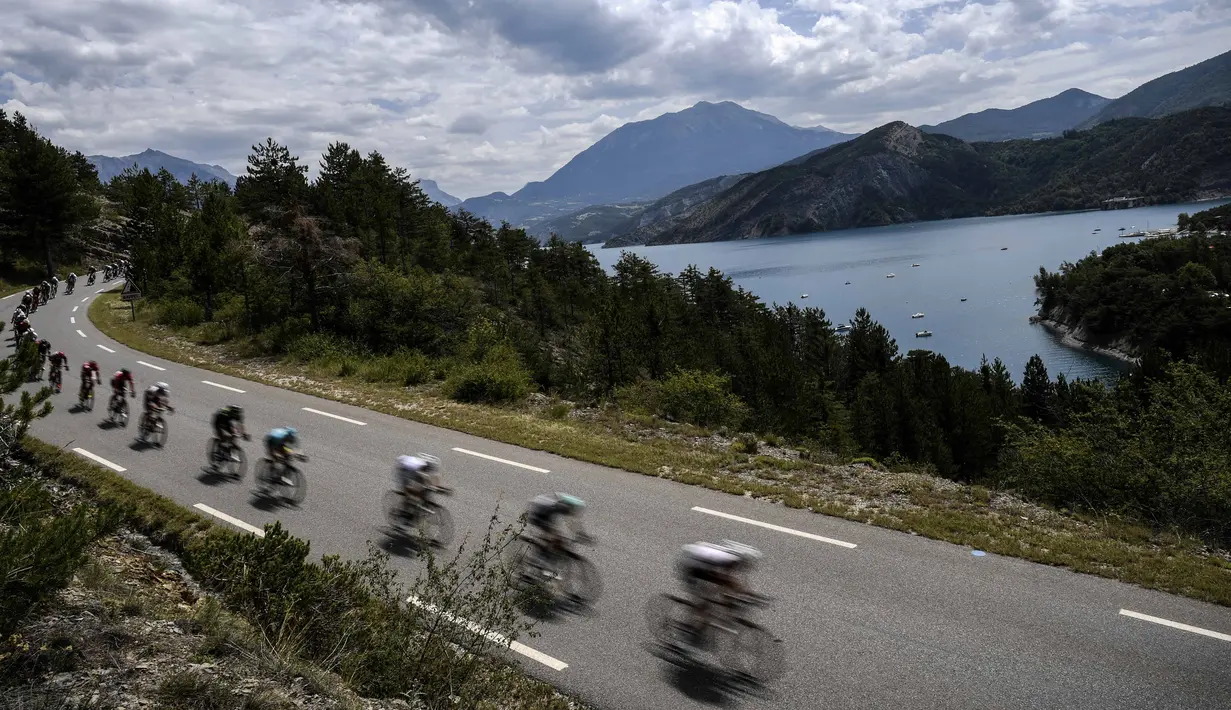 Pemandangan danau dan perbukitan yang dilintasi pebalap Tour de France pada etape ke-19 dengan jarak tempuh 222,5 km dari Embrun menuju Salon-de-Provence, Prancis, (21/7/2017). (AFP/Jeff Pachoud)