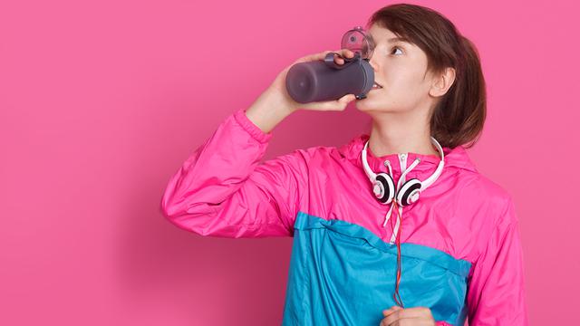 Ilustrasi minum dengan botol