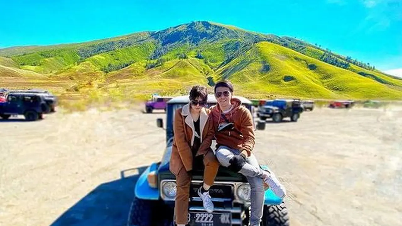 Mulai Go Public, Ini 6 Potret Liburan Via Vallen dan Chevra Yolandi di Bromo
