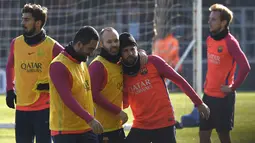 Pemain Barcelona, Andres Iniesta dan Arda Turan tampak bercanda saat mengikuti sesi latihan perdana tahun 2017. Pada latihan ini para pemain Barca tampak rileks. (AFP/Lluis Gene)