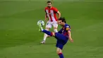 Penyerang Barcelona, Lionel Messi berusaha mengontrol bola saat bertanding melawan Athletic Bilbao pada lanjutan La Liga Spanyol di stadion Camp Nou, Barcelona (23/6/2020). Barcelona menang tipis atas Bilbao 1-0 berkat gol tunggal Ivan Rakitic. (AFP/Pau Barrena)