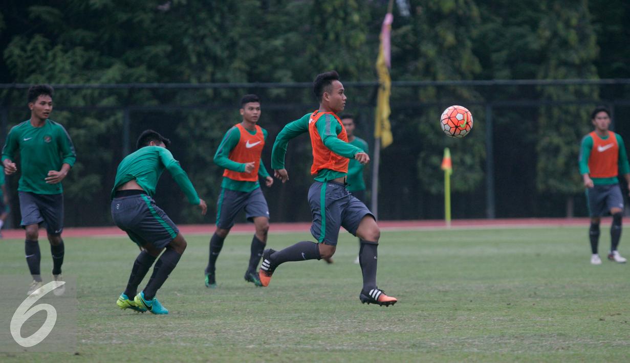 Sejumlah pesepakbola timnas -U 19 berlatih di Stadion UNY, Yogya, Rabu (31/8). Tiga raihan positif saat uji coba dengan hasil tak terkalahkan menjadi modal untuk berlaga di AFF yang akan berlangsung di Vietnam. (Liputan6.com/Boy Harjanto)