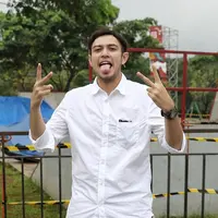Pemeran Rifky Balweel  sangat senang bisa bergabung dalam sinetron Orang-Orang Kampung Duku. Meski sebelumnya mengaku deg-degan, kini mengaku senang dengan para pemain dan kru yang kekeluargaan. (Adrian Putra/Bintang.com)