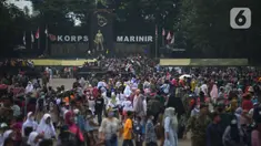Warga berkumpul  di lapangan Marinir Cilandak, Jakarta, Selasa (15/11/2022). Kegiatan ini dilakukan dalam rangka peringatan HUT Ke-77 Korps Marinir dibuka untuk warga mencoba berkeliling markas Marinir. (merdeka.com/Imam Buhori)