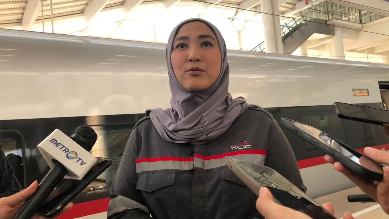 Eva mengatakan, selama menunggu di hall Stasiun Padalarang KCIC juga memberikan snack serta minuman kepada penumpang tersebut.<br>