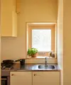 Desain Jendela Kecil untuk Dapur Sederhana (AI)