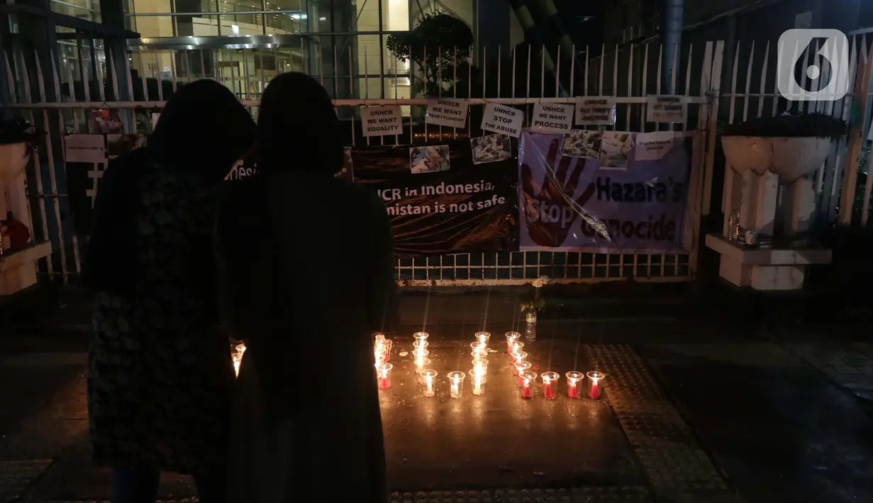 Warga melihat menyalakan lilin membentuk nama kota di Afghanistan saat aksi keprihatinan yang digelar di depan kantor UNHCR, Jakarta, Selasa (11/5/2021). Mereka prihatin atas peristiwa serangan bom yang menewaskan puluhan siswi di Kabul, Afghanistan. (Liputan6.com/Helmi Fithriansyah)