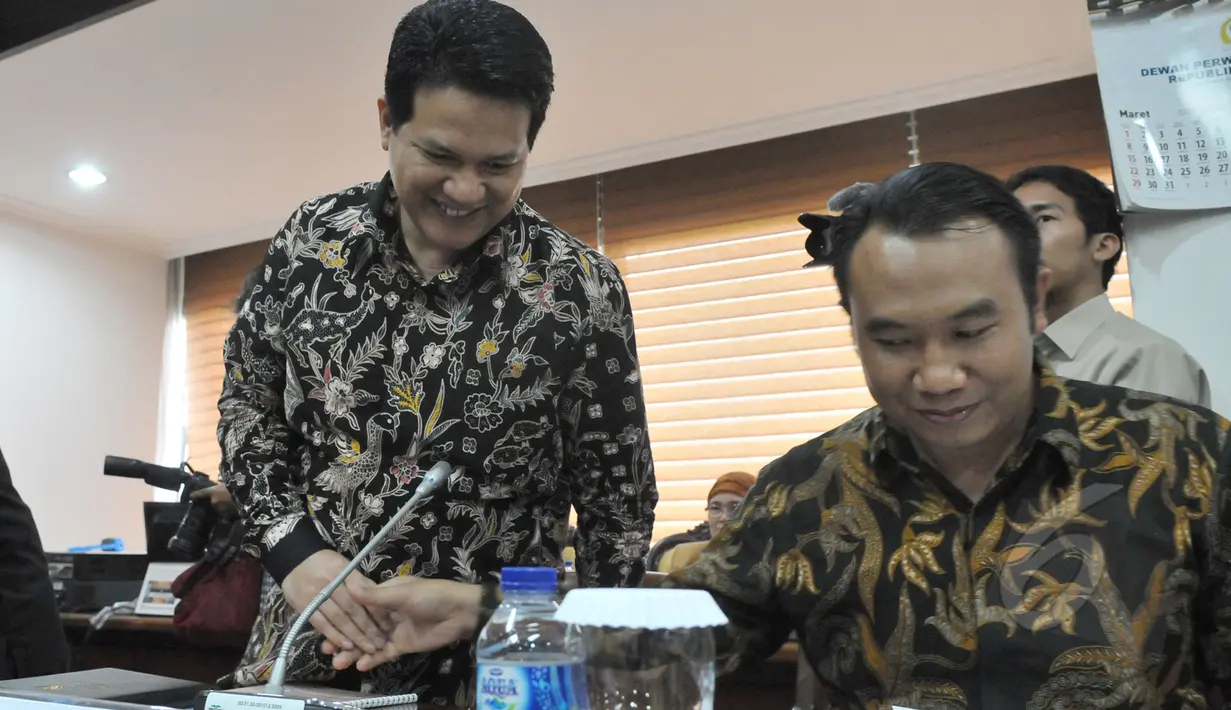 Ketua KPU, Husni Kamil Manik (kiri) saat menghadiri rapat dengan DPR di Gedung Nusantara III Kompleks Parlemen, Senayan, Jakarta, Senin (4/5/2015). (Liputan6.com/Andrian M Tunay)