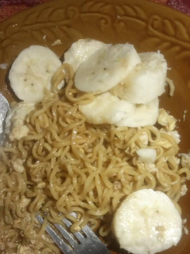 6 Mi Instan dengan Topping Tidak Biasa Ini Bikin Heran