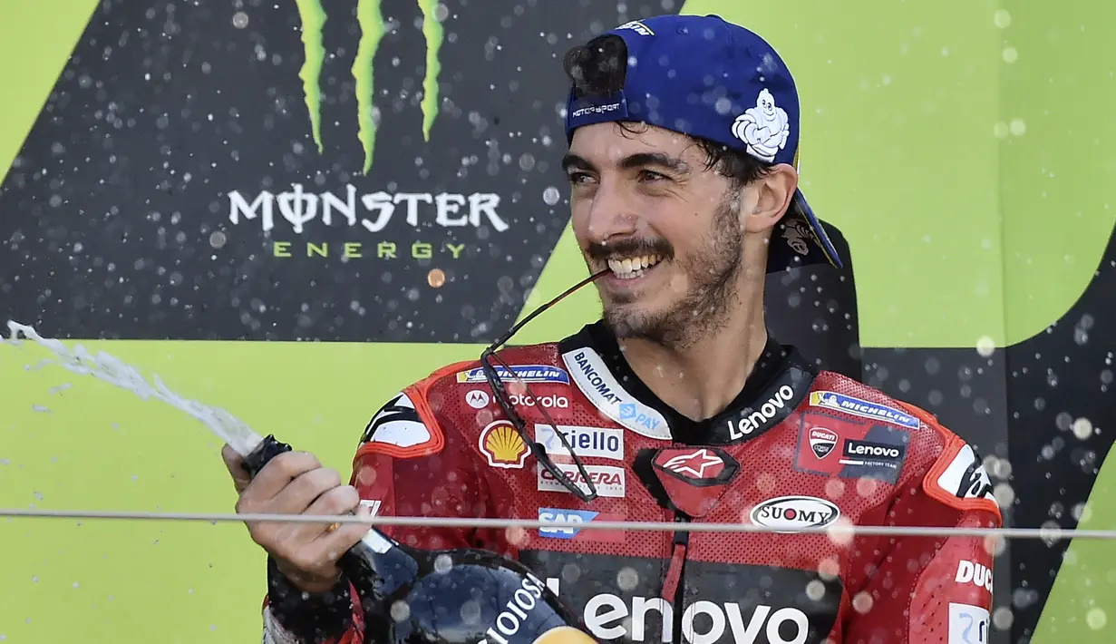 Dengan kemenangan di MotoGP Inggris 2022 ini, Francesco Bagnaia menempati posisi ketiga di klasemen sementara MotoGP musim 2022 dengan mengoleksi 131 poin, diikuti oleh Aleix Espargaro di uruan kedua dengan 158 poin. Sementara di urutan pertama masih ditempati pembalap Yamaha Fabio Quartararo dengan koleksi 180 poin. (AP/Rui Vieira)