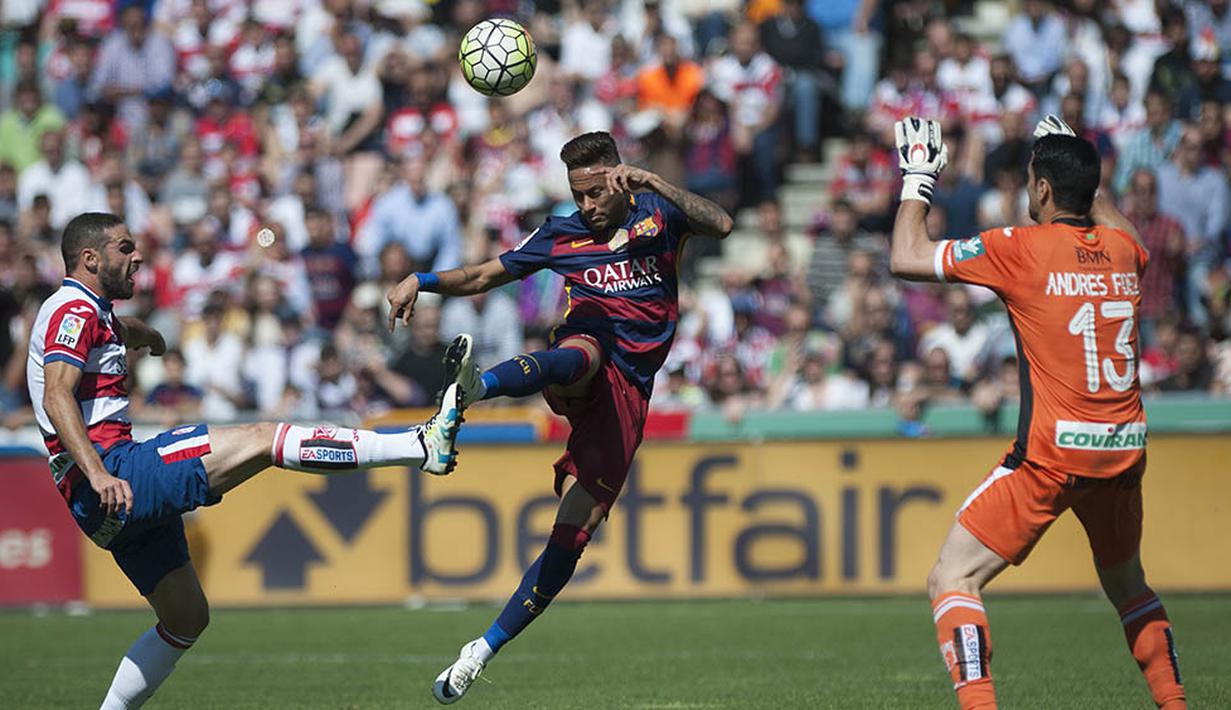 Penyerang Barcelona, Neymar, berebut bola dengan bek Granada, David Lomban, pada laga La Liga Spanyol. Barca juara dengan poin akhir 91, unggul satu angka dari Real Madrid. (AFP/Jorge Guerrero)