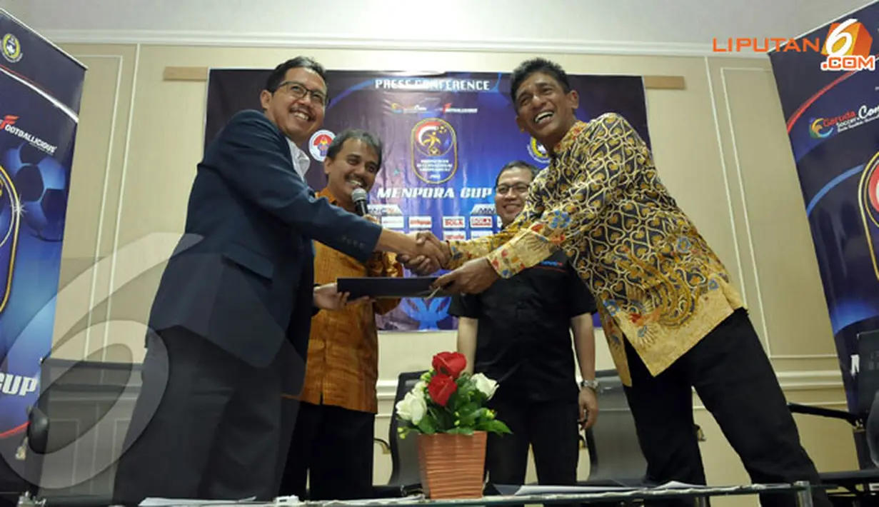 Penyelenggara Menpora Cup, M Zein menyerahkan secara simbolis daftar peserta dan jadwal pertandingan pada Sekjen PSSI, Joko Driyono (Kiri) (Liputan6.com/ Helmi Fithriansyah)