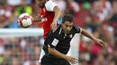 Gelandang Arsenal, Mohamed Elneny, berebut bola dengan striker Sevilla, Wissam Ben Yedder pada laga turnamen Piala Emirates yang berlangsung di Stadion Emirates, Minggu (30/7/2017). Arsenal takluk 1-2 dari Sevilla. (AP/John Walton)