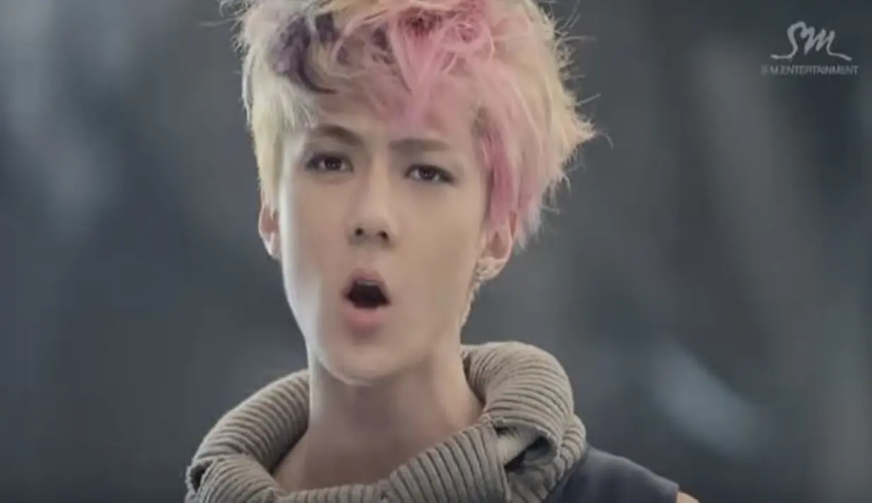 Sehun dengan gaya rambut pelangi telah menjadi rambut iconic yang disematkan pada dirinya. Pasalnya, Sehun terlihat imut sekaligus tampan dengan rambut pelangi pada saat EXO mempromosikan album pertama mereka. (Liputan6.com/ Youtube/SMTown)