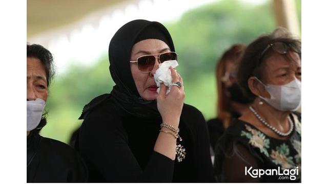 Ikut Gotong Peti Jenazah, Ini 6 Momen Angelina Sondakh di Pemakaman Sang Ayah