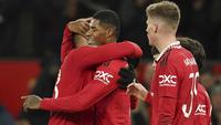 Marcus Rashford meneruskan ketajamnnya bersama Manchester United musim ini dengan mencetak dua gol ke gawang Charlton Athletic meski memulai laga sebagai pemain pengganti pada laga perempatfinal Carabao Cup 2022 di Old Trafford Stadium, Rabu (11/1/2023) dini hari WIB yang berkesudahan 3-0 untuk Setan Merah. Dengah hasil ini MU memastikan lolos ke babak semifinal. (AP Photo/Dave Thompson)