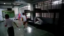 Sejumlah anak bermain saat menjalani pemulihan di asramanya di sebuah pusat rehabilitasi narkoba milik pemerintah di Taguig, Metro Manila, Filipina, Senin (12/12). (REUTERS/Erik De Castro)