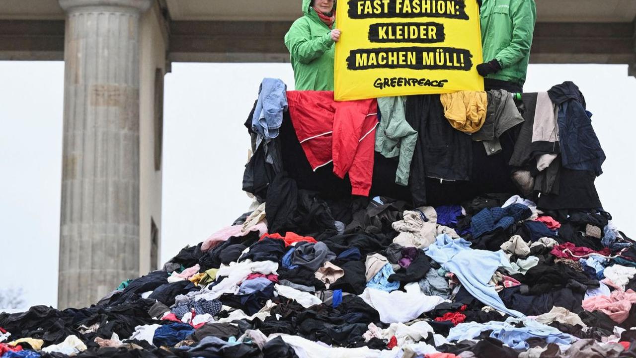 FOTO: Protes Dampak Fast Fashion, Aktivis Lingkungan Pajang Gunungan Sampah Pakaian Bekas di Berlin