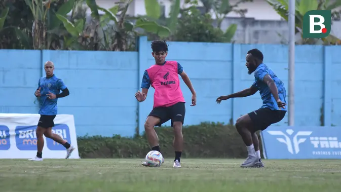 Bek Arema FC Tantang Lini Serang Monster Bali United di Duel Sengit BRI Liga 1