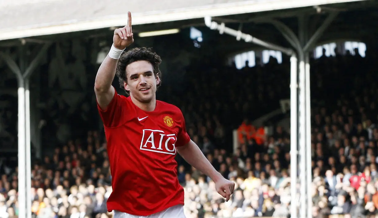 Pemain Mancester United, Owen Hargreaves, melakukan selebrasi setelah mencetak gol ke gawang Fulham pada laga Liga Inggris di London (1/3/2008). Owen Hargreaves direkrut Manchester United pada 2007 dengan harga 28,4 juta euro. (AFP/Adrian Dennis)