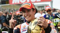 Pembalap Honda MotoGP, Marc Marquez berpose usai memastikan gelar juara dunia MotoGP 2014 di Sirkuit Motegi, Jepang, (12/10/2014). (AFP PHOTO/Toshifumi Kitamura)