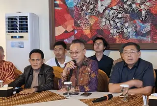 Peradi Bersatu bersama Tim Hukum Merah Putih menilai putusan Pengadilan Negeri (PN) Jakarta Selatan yang mengabulkan sebagian permohonan praperadilan mantan Menteri Pemuda dan Olahraga (Menpora) Roy Suryo bukan merupakan kemenangan dalam pokok perkara. (Liputan6.com/Winda Nelfira)