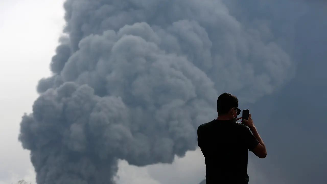 20160105-Erupsi Gunung Bromo Jadi Objek Wisata Dadakan-Jatim