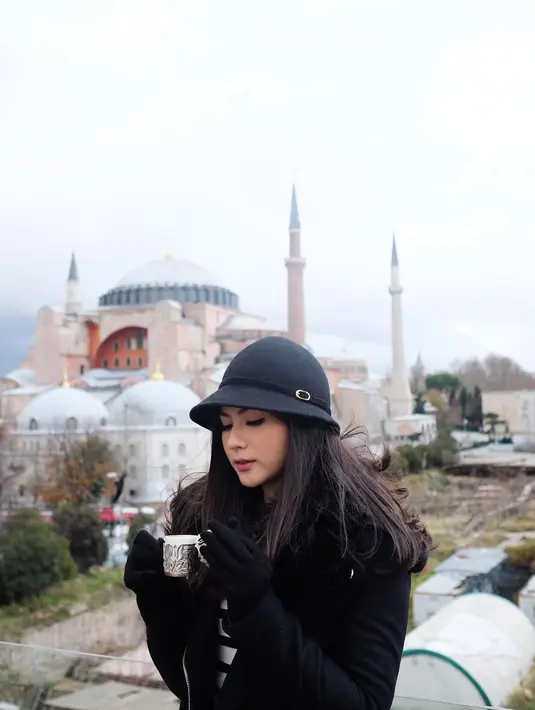 Bicara fesyen, Jessica Mila memang tak pernah gagal memberikan penampilan yang menawan untuk penggemarnya. Seperti ini misalnya, Jessica tampil degan outfit hitamnya memakai long coat, topi dan sarung tangan hitam. (Instagram/jscmila)