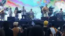 Sejumlah penggemarnya tidak bergeming meski hujan turun semakin deras. (Liputan6.com/Herman Zakharia)