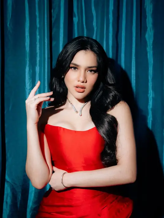 Dipulas MUA Ryan Ogilvy, Davina Karamoy tampil dengan soft makeup look bernuansa coral yang flawless [@davinakaramoy]