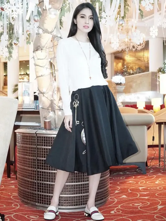 Kesenangan lain yang dirasakan Sandra setelah menikah adalah karena dirinya memiliki teman untuk berkeluh kesah dan tempat untuk bermanjaan ketika lelah setelah bekerja. (Instagram/Sandradewi88)