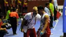 Pelatih tim putra Jakarta Pertamina Energi, Marko Klok berbincang dengan salah satu pemainnya saat laga melawan Jakarta Electric PLN di Pertamina Proliga 2015 di Hall A GBK Senayan, Jakarta, Jumat (20/3/2015). (Liputan6.com/Helmi Fithriansyah)