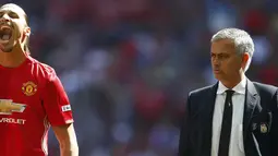 Ekspresi bintang Manchester United, Zlatan Ibrahimovic saat bersama pelatih Jose Mourinho sebelum laga Community Shield di Stadion Wembley (7/8/2016). MU menang 2-1.(Reuters/Eddie Keogh)