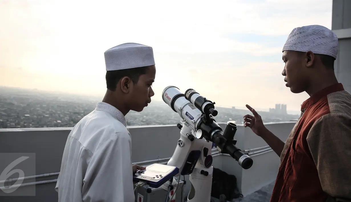 Petugas dari PBNU saat berbincang untuk mencoba melihat hilal di lantai atas Gedung Seasons City, Jakarta, Minggu (5/6/2016). Penglihatan Hilal dan Rukyat tersebut dilakukan untuk menetapkan awal Ramadhan 1437 Hijriah. (liputan6.com/Faizal Fanani)