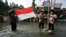 Sejumlah warga mengikuti upacara HUT RI ke 71 di Sungai Winongo, Yogyakarta, Rabu (17/8). Upacara berlangsung khidmat meskipun dilaksanakan di tengah aliran  sungai. (Liputan6.com/Boy Harjanto)