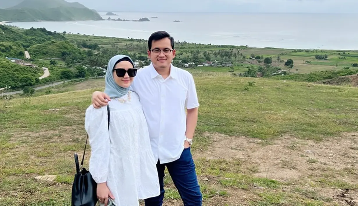 Tampil beda dalam balutan hijab, Jessica Anastasya banjir pujian dari warganet. Bintang sinetron lawas Eneng dan Kaos Kaki Ajaib ini makin anggun dan kalem saat kenakan hijab. Ini adalah postingan pertama Jessica Anastasya di feed Instagram setelah mantap kenakan hijab usai pulang jalani ibadah umrah pada Oktober 2022 lalu. (Liputan6.com/IG/@jessicaanastasya20)