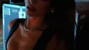 Koleksi perhiasan tersebut menunjang gaya edgy Dua Lipa kala kenakan body suit kulit yang begitu bold. [Foto: Instagram/ Dua Lipa]