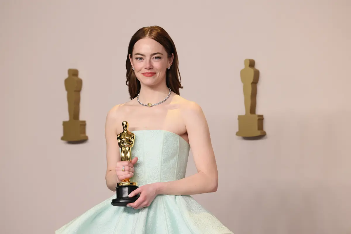 Emma Stone, pemenang penghargaan Aktris Terbaik dalam Peran Utama untuk film Poor Things.
