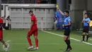 Wasit Haegon Kim (kedua kanan) mengganjar pemain Singapura U-23, Irfan Fandi Ahmad saat laga melawan Indonesia di penyisihan Grup A SEA Games 2015 di Stadion Jalan Besar Singapura, Kamis (11/6/2015). Indonesia unggul 1-0. (Liputan6.com/Helmi Fithriansyah)