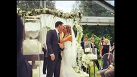 Saat Scooter Braun dan Yael Cohen berjalan menuju altar pernikahan, Justin Bieber menyanyi "All You Need Is Love."