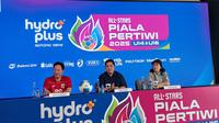 Victor R. Hartono, Erick Thohir, dan Veronica Tan mengikuti konferensi pers di Supersoccer Arena, Kudus, Sabtu (12/7/2025). (Bola.com/Hery Kurniawan).