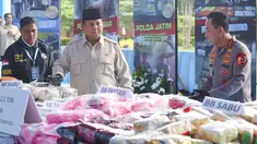 Presiden Prabowo Subianto (tengah) bersama Kapolri Jenderal Listyo Sigit Prabowo melakukan pengecekan sebelum memusnahkan barang bukti narkoba sitaan Kepolisian Republik Indonesia, di Lapangan Bhayangkara, Mabes Polri, Rabu (29/10/2025). Pada Rabu 29 Oktober 2025, Presiden Prabowo Subianto dan Kapolri Jenderal Listyo Sigit Prabowo bersama-sama memimpin pemusnahan barang bukti narkotika, psikotropika, dan bahan adiktif lainnya atau narkoba di Lapangan Bhayangkara, Jakarta. (merdeka.com/Arie Basuki)