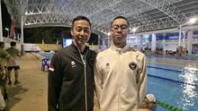 Perenang Indonesia peraih dua medali emas di SEA Games 2025, Jason Donovan Yusuf (kiri), dan legenda renang Indonesia, Richard Sam Bera. (PB Akuatik Indonesia)