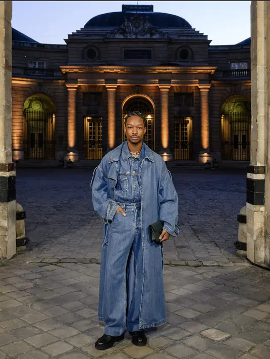 Lamar Johnson hadir dengan denim yang sempurna dan tampil memukau. Denim on denim menjadi kunci gaya yang tak lekang oleh waktu. [Foto: Valentino]