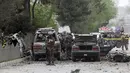 Kondisi kendaraan yang terkena serangan bom di dekat gedung Kedubes AS di Kabul, Afghanistan, Rabu (3/5). Delapan warga sipil dan tiga tentara AS dilaporkan tewas dalam insiden tersebut. (AP Photos / Massoud Hossaini)