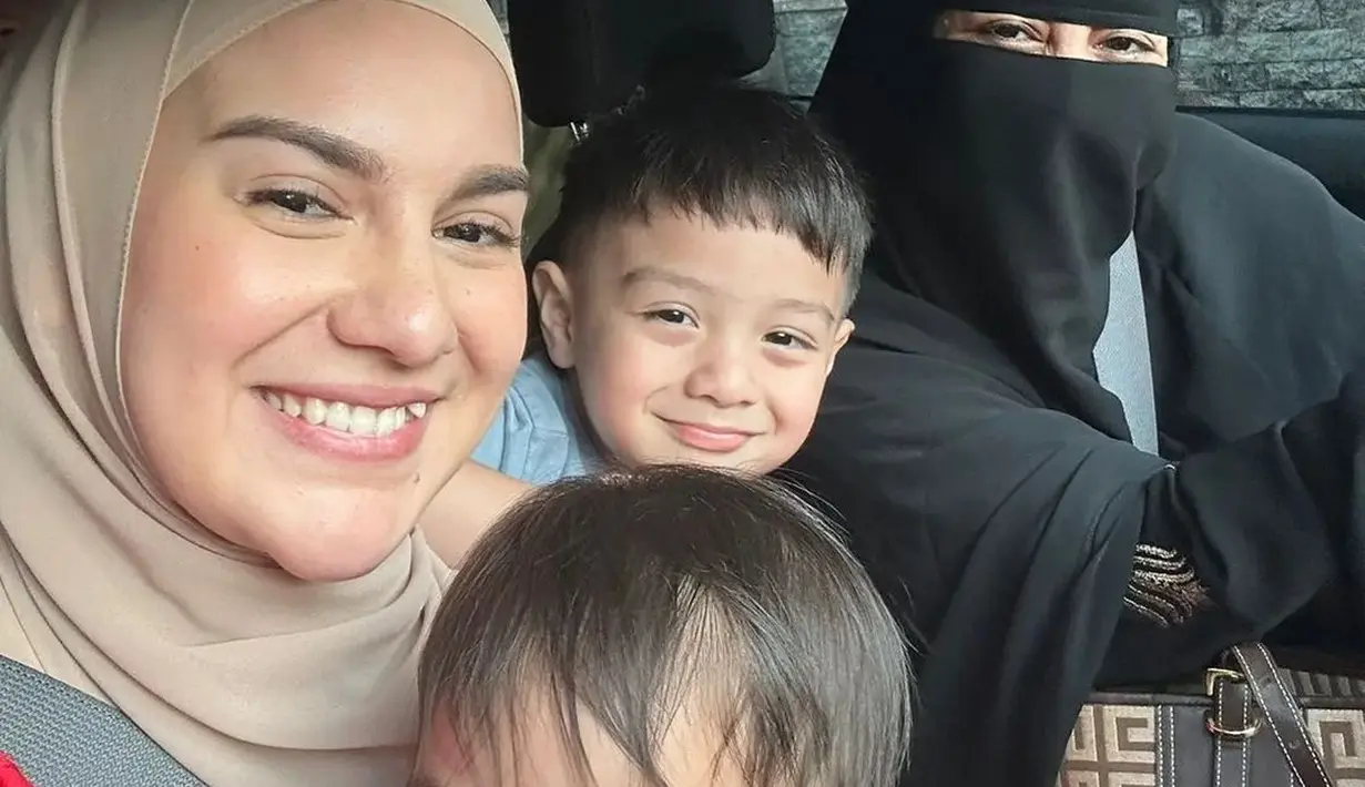 “Siang itu memang izin ke saya. Karena memang harusnya Nathalie datang acara ini. Siangnya hanya izin nggak bisa datang ‘Takut ngecewain Umi, Nathalie mau buka hijab’. Ya saya tanya kenapa masalahnya. Akhirnya saya sama Irish berusaha untuk menemui bicara,” ujar Ummi Pipik saat ditemui usai mengisi kajian di kawasan Kalibata, Jakarta Selatan, Senin (10/7) dilansir dari Kapanlagi. [Instagram/_ummi_pipik_]