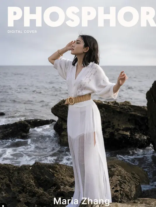 Dengan dress sederhana, ia tampil dengan siluet resort yang tak terbantahkan. Aksen belt menambah kesan bolt yang menjanjikan. [Foto: Instagram/ Maria Zhang]