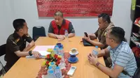 Buronan Farok ditangkap pada Selasa 29 Oktober 2019 oleh tim gabungan Intelijen Kejaksaan Agung, Kejati DKI Jakarta, dan Kejari Jakarta Pusat, di sebuah rumah makan di kawasan Jakarta sekitar pukul 17.00 WIB. Dia ditangkap tanpa melawan petugas.(dok. Kejagung)