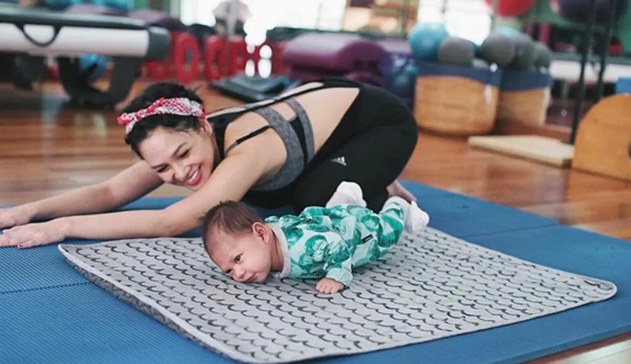 Anak pertama pasangan Andien Aisyah dan Ippe, lahir pada 7 Januari 2017. Bayi berjenis kelamin laki-laki itu lahir melalui proses water birth di rumahnya dan diberinama Anaku Askara Biru. (Instagram/andienippekawa)